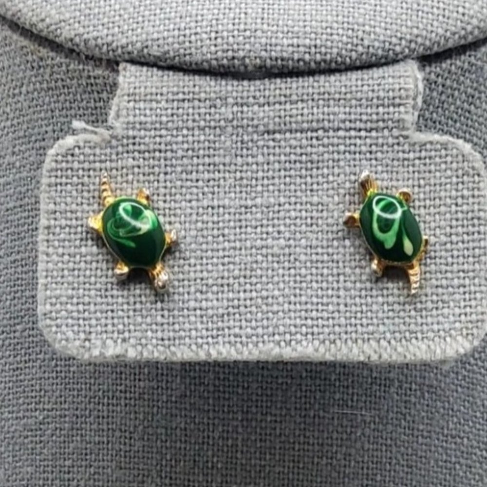 vintage gold tone acrylic green w/white swirl turtle shell turtle earrings